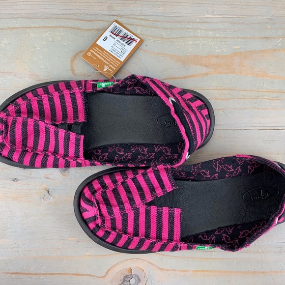 SANUK CASTAWAY PINK AND BLACK STRIPED SHOES NWT - Picture 1 of 6